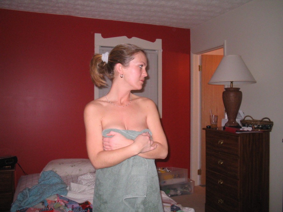 Hot college girl posing and masturbating 