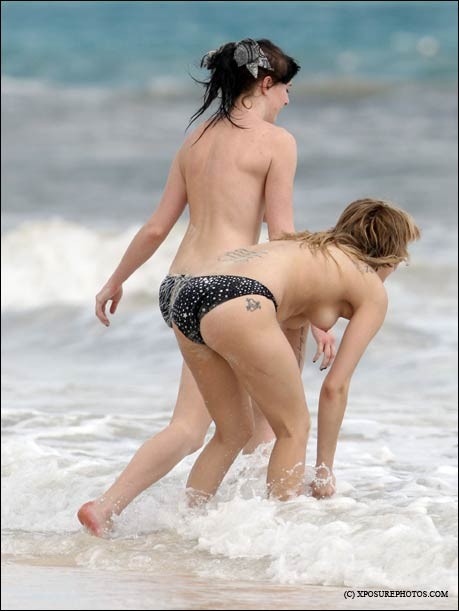 Celeb - peaches geldof topless on beach 