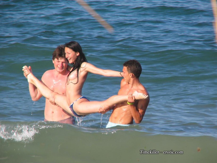 Amateurs girl topless at the beach - spy photos 03