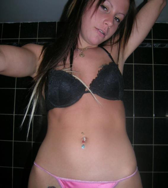 Young naked teen girlfriend showing all