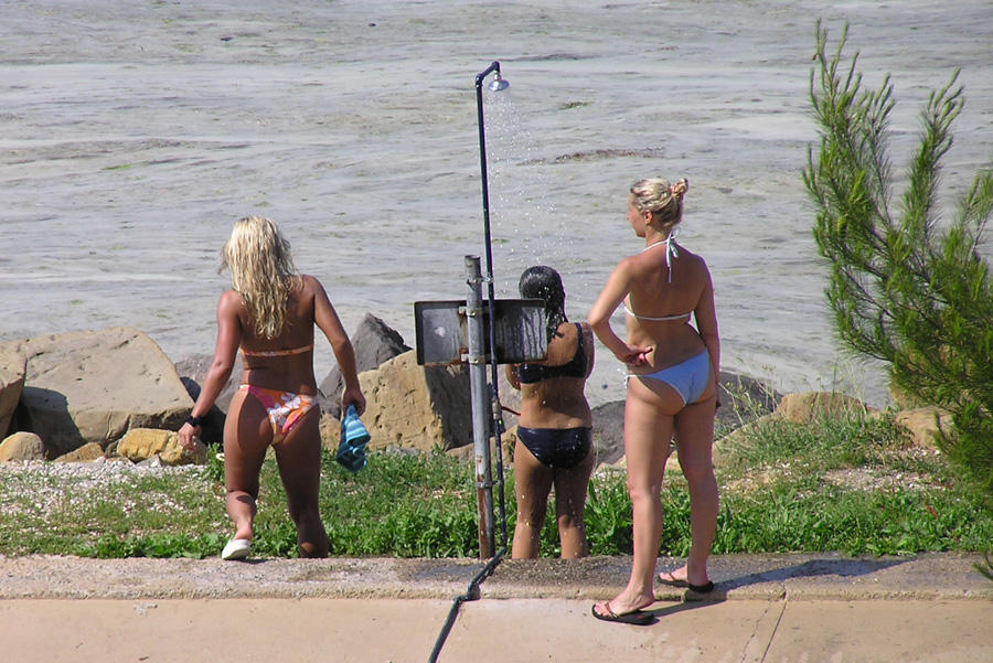 Shower bikini beach -  voyeur pics