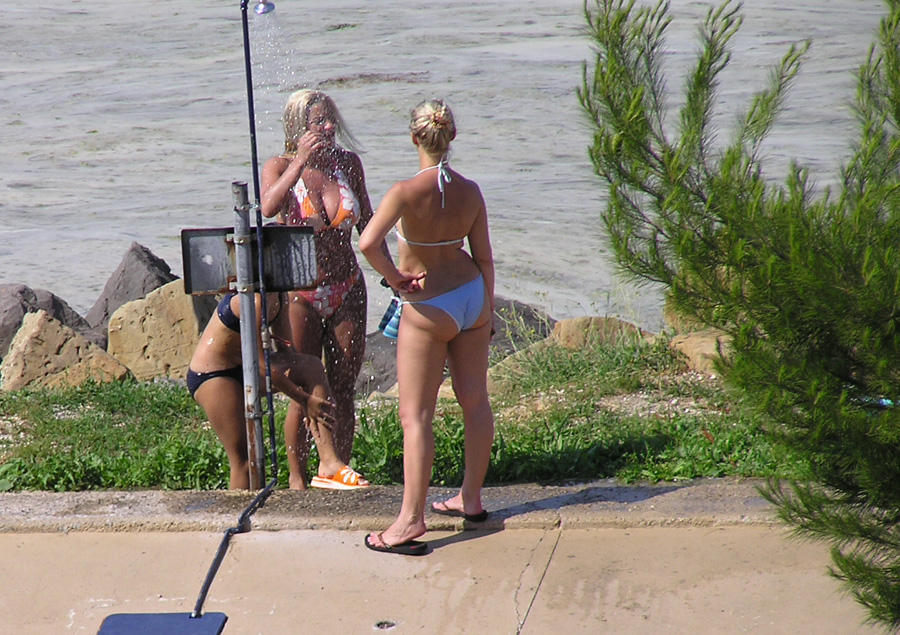 Shower bikini beach -  voyeur pics