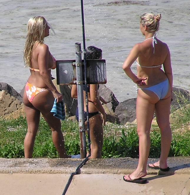 Shower bikini beach -  voyeur pics