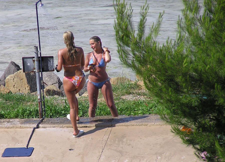 Shower bikini beach -  voyeur pics