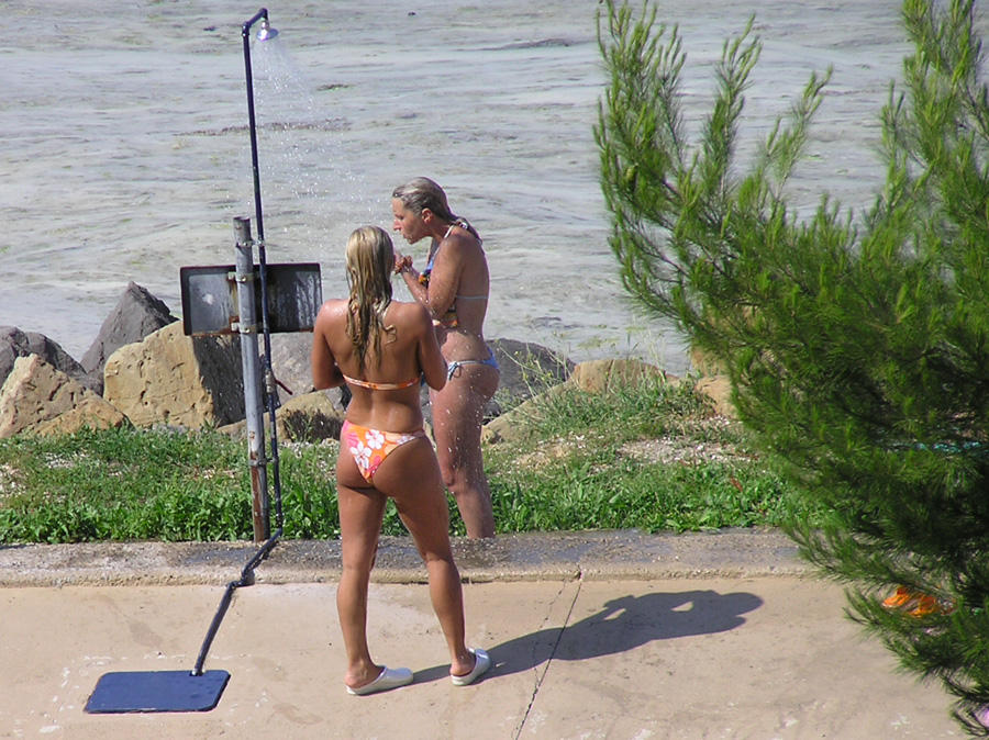 Shower bikini beach -  voyeur pics