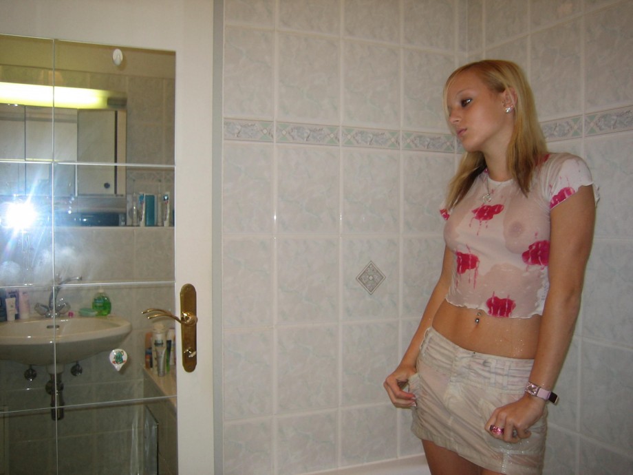 Pikotop - naked blondy in bathroom