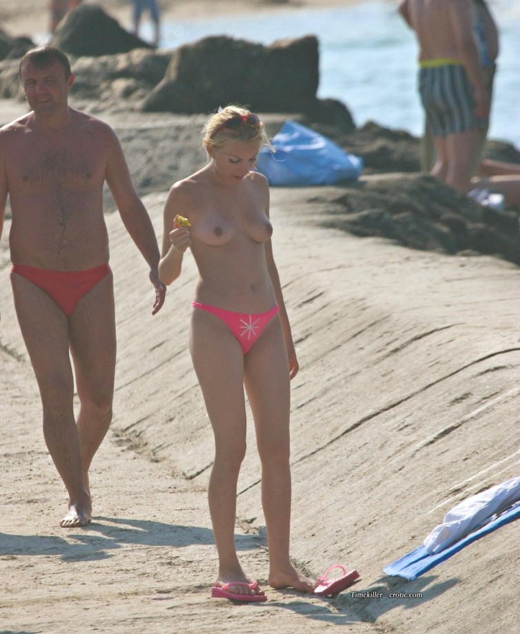 Amateurs girl topless at the beach - spy photos 04