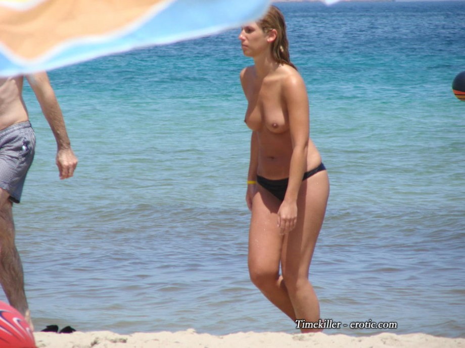 Amateurs girl topless at the beach - spy photos 04