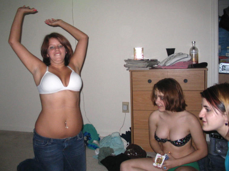 Amateur girls playing strip poker no.02 