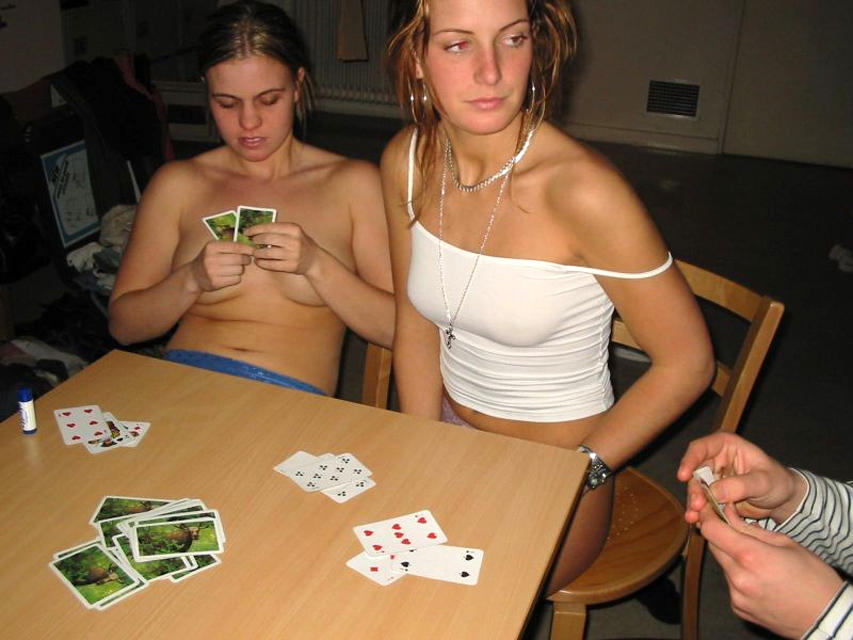 Amateur girls playing strip poker no.02 