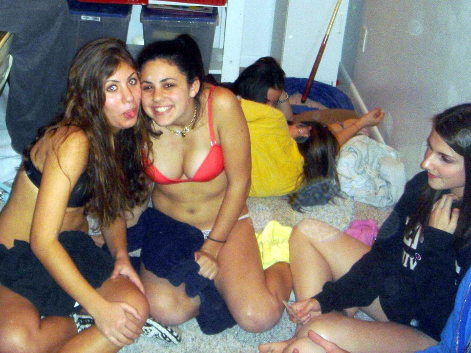 Amateur girls playing strip poker no.02 