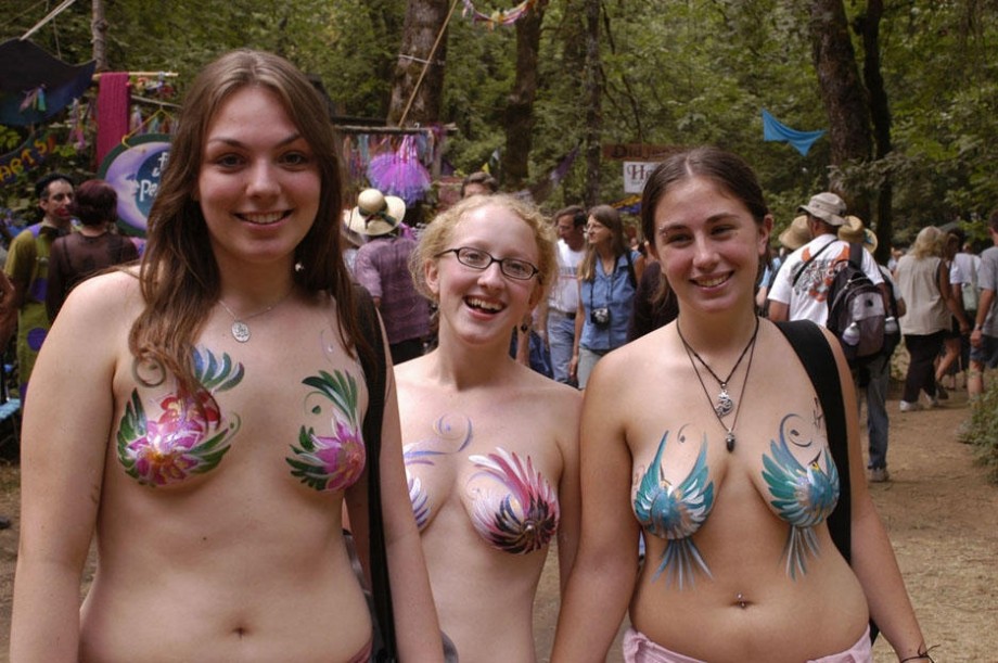 Amateur girls theirs body painting 