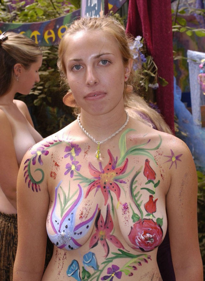 Amateur girls theirs body painting 