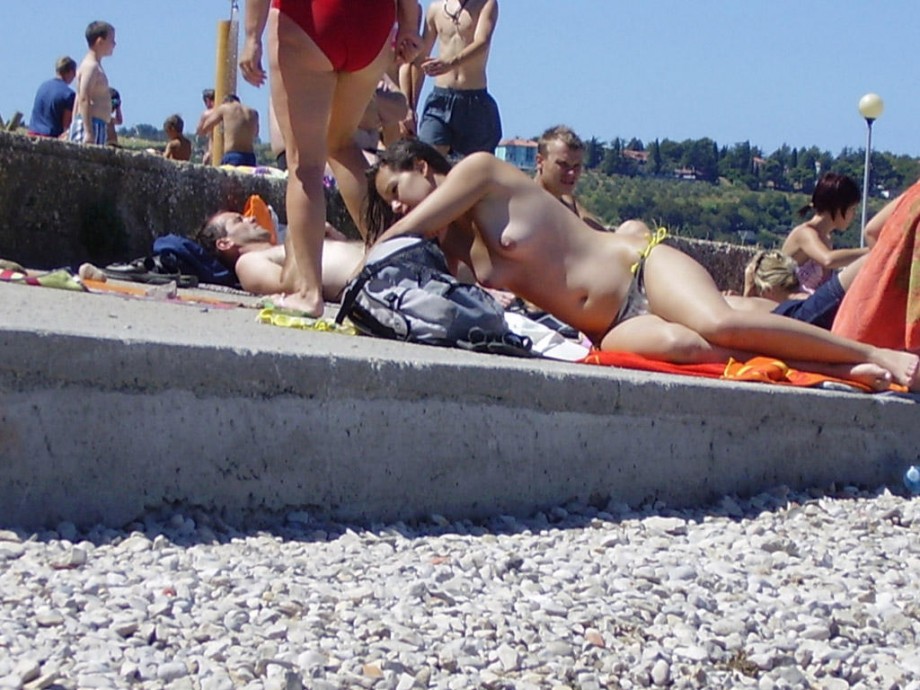 Amateurs girl topless at the beach - spy photos 01