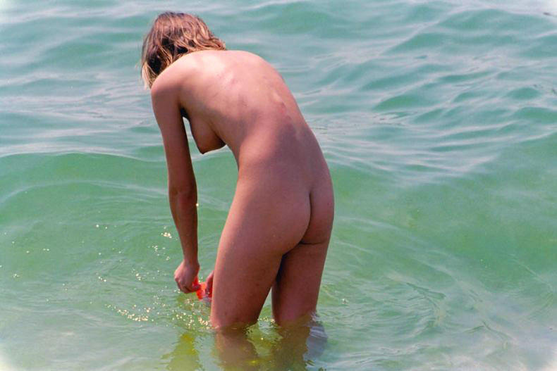 Amateurs girl topless at the beach - spy photos 01