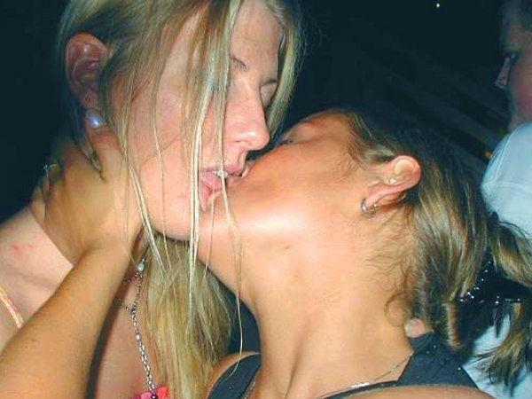 Kissing girls 