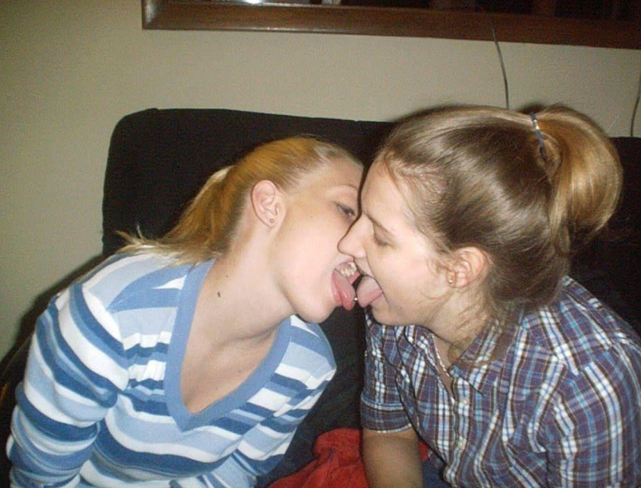 Kissing girls 