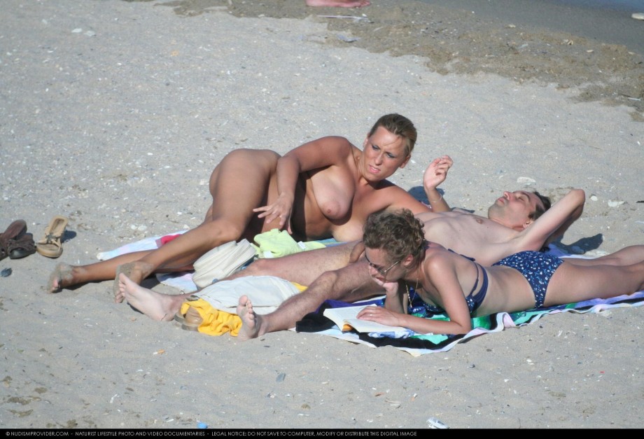 Voyeur - some pics from costinest nudist beach