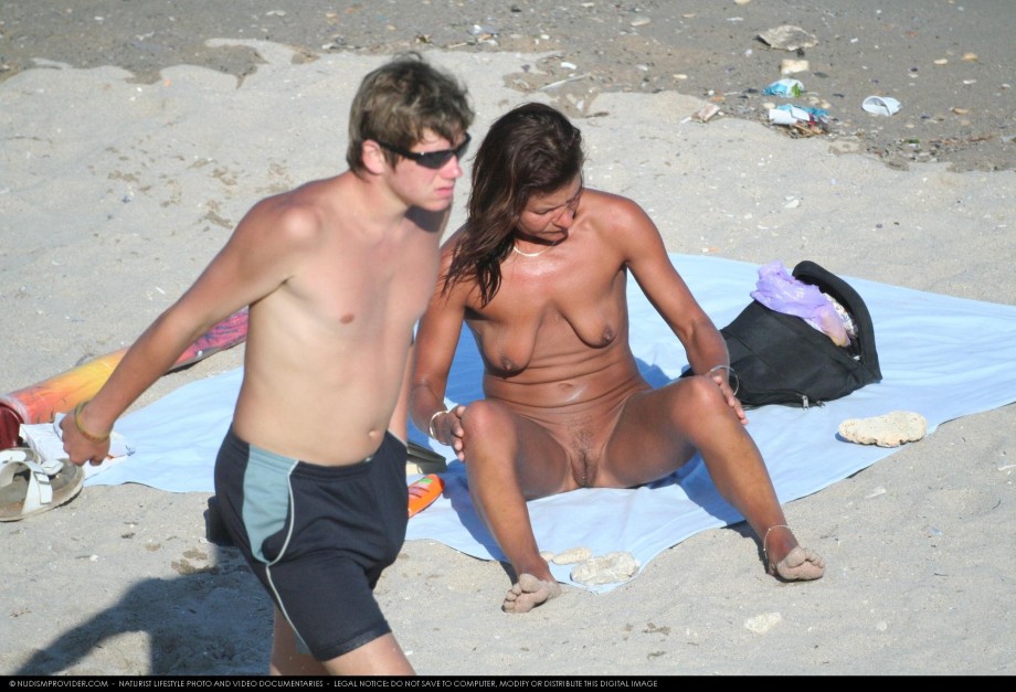 Voyeur - some pics from costinest nudist beach