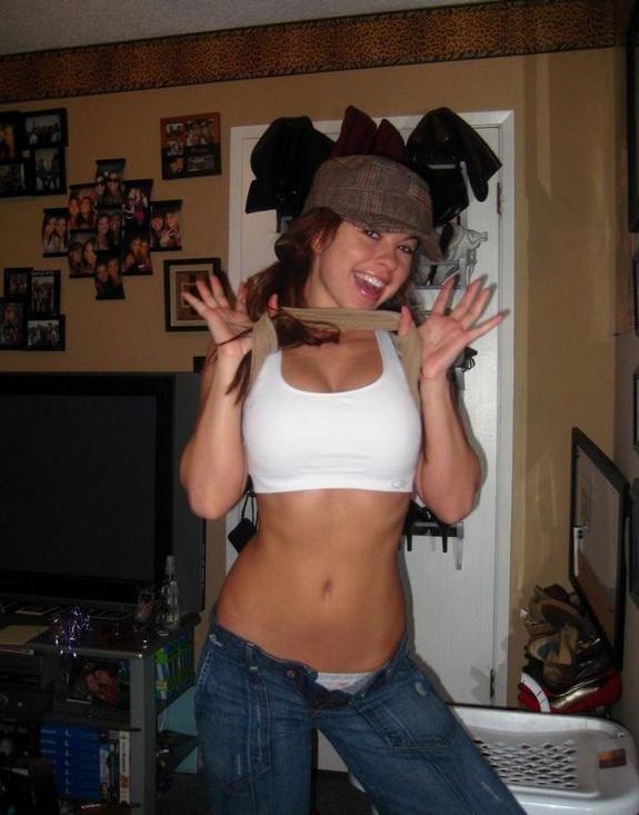 This nonnude girl haves some fun infront of the cam