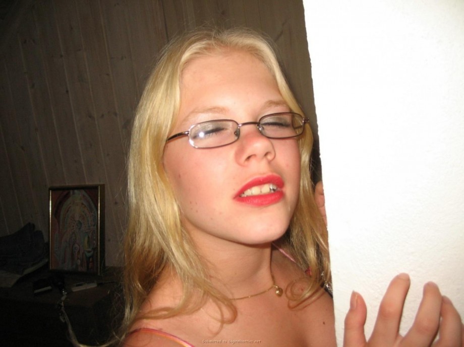 A blond amateur girl pose 