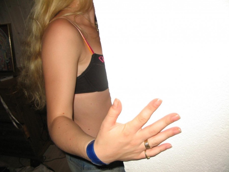 A blond amateur girl pose 