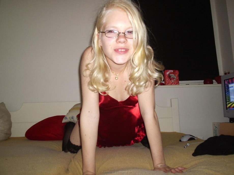 A blond amateur girl pose 