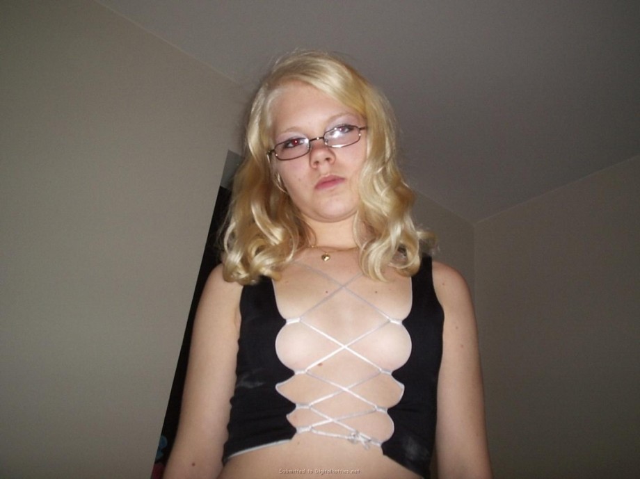 A blond amateur girl pose 