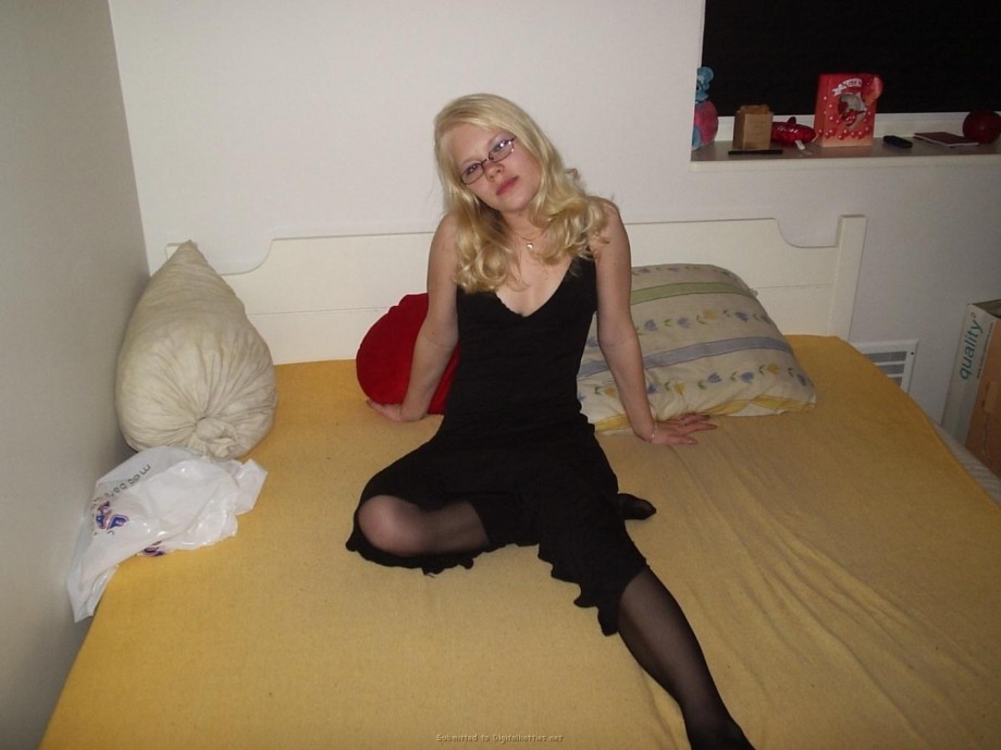 A blond amateur girl pose 