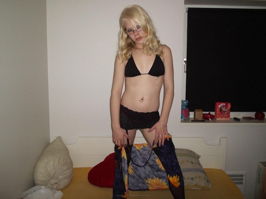 A blond amateur girl pose 