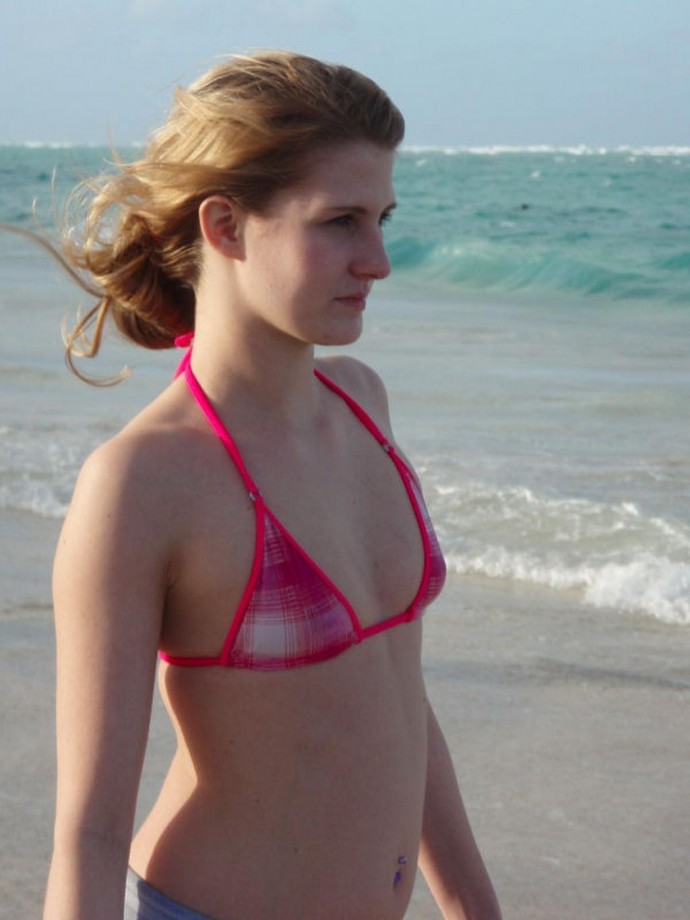 A nice blond amateur - bikini pics 