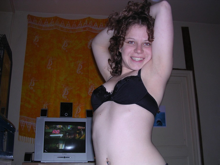 Amateur girlfriend anna naked at home