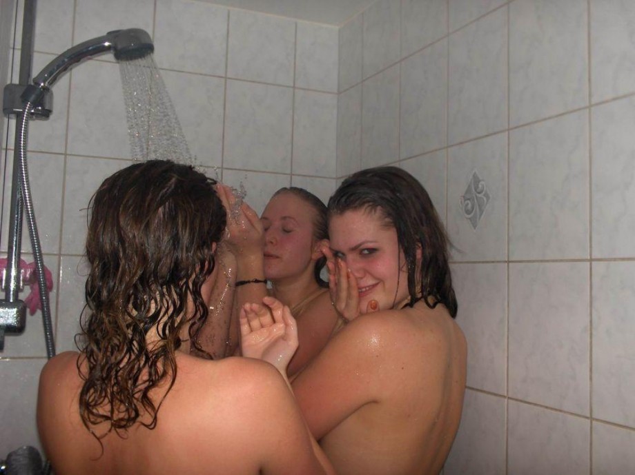 Girls gone wild - group shower 