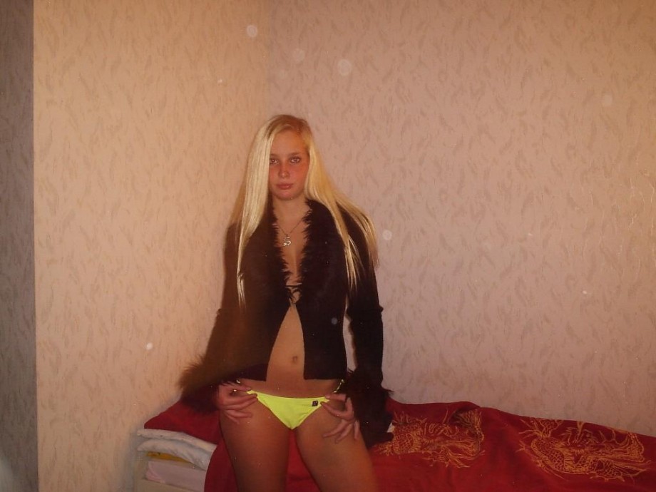 Hot blonde naked teen girlfriend