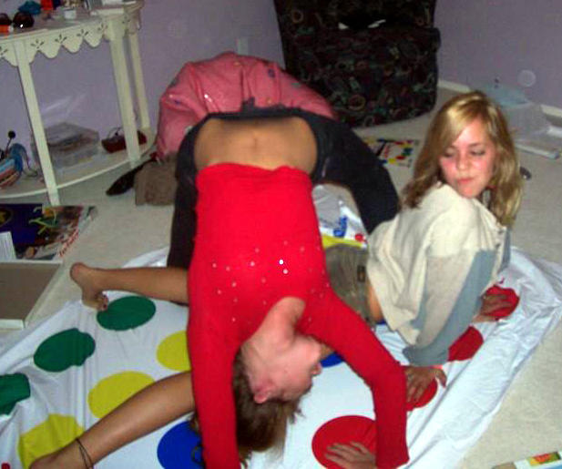 Amateurs girl play sexy twister