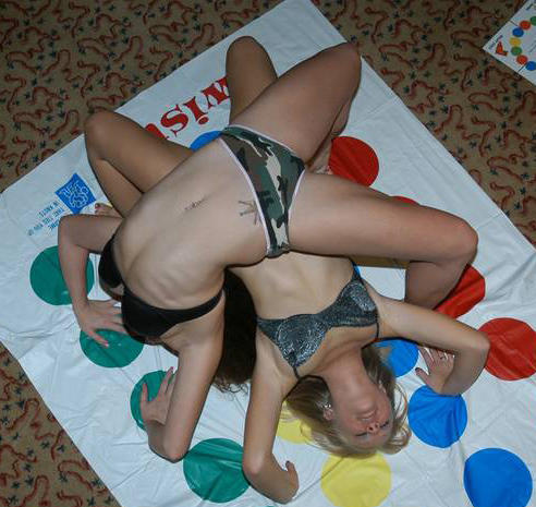 Amateurs girl play sexy twister