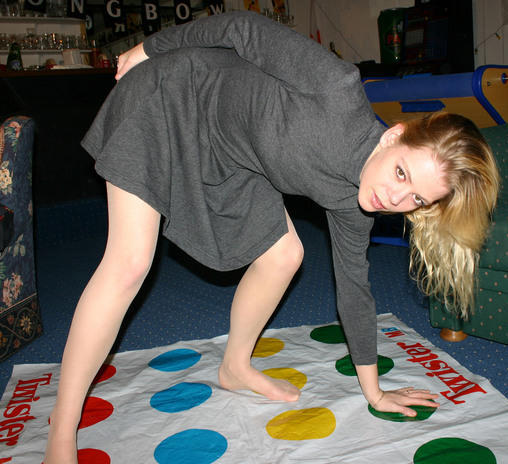 Amateurs girl play sexy twister