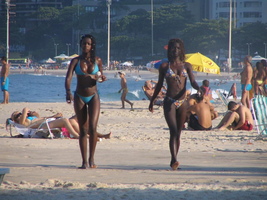 Gorgeous beach bikini candids 