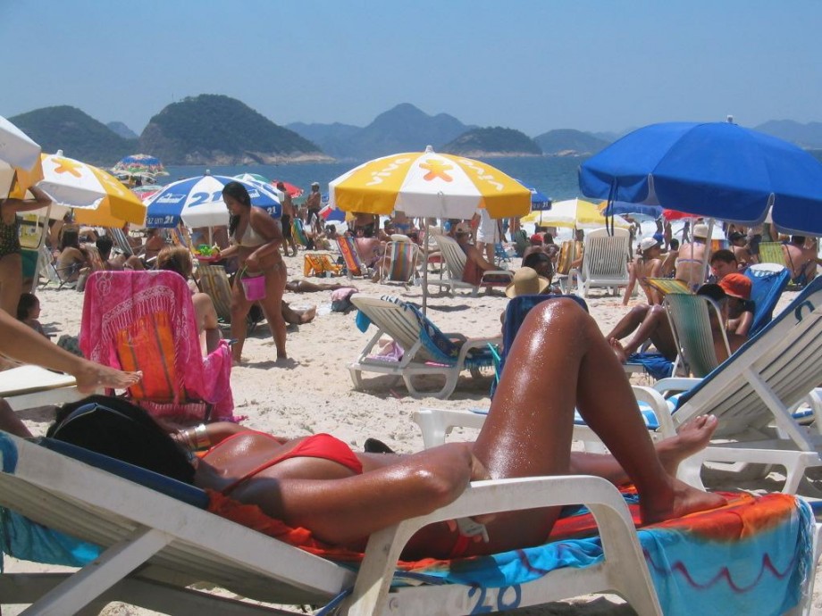 Gorgeous beach bikini candids 