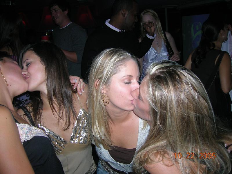 Girls kissing girls 