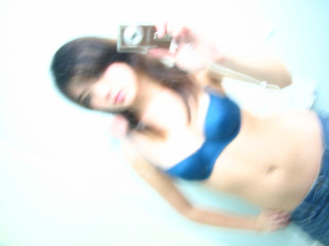 Japanese girl makes nude selfpic