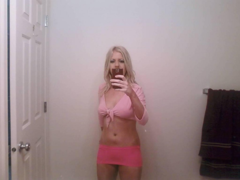 Nice blonde amateur teen posing 