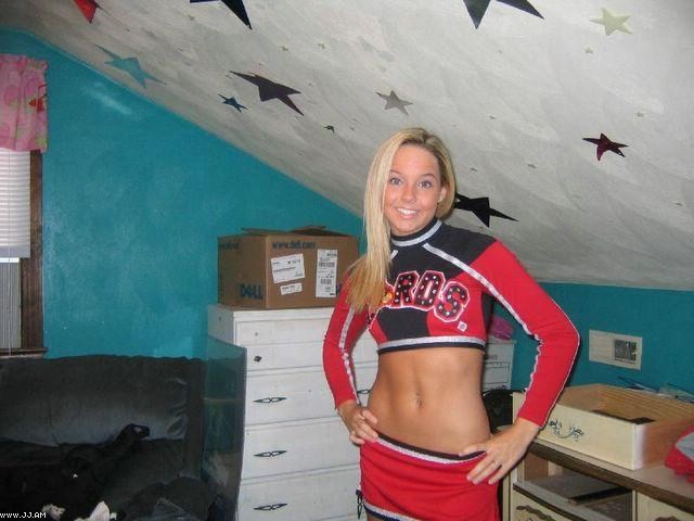 Blonde cheerleader selfshot naked