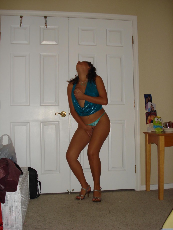 Amateur latina shows her body