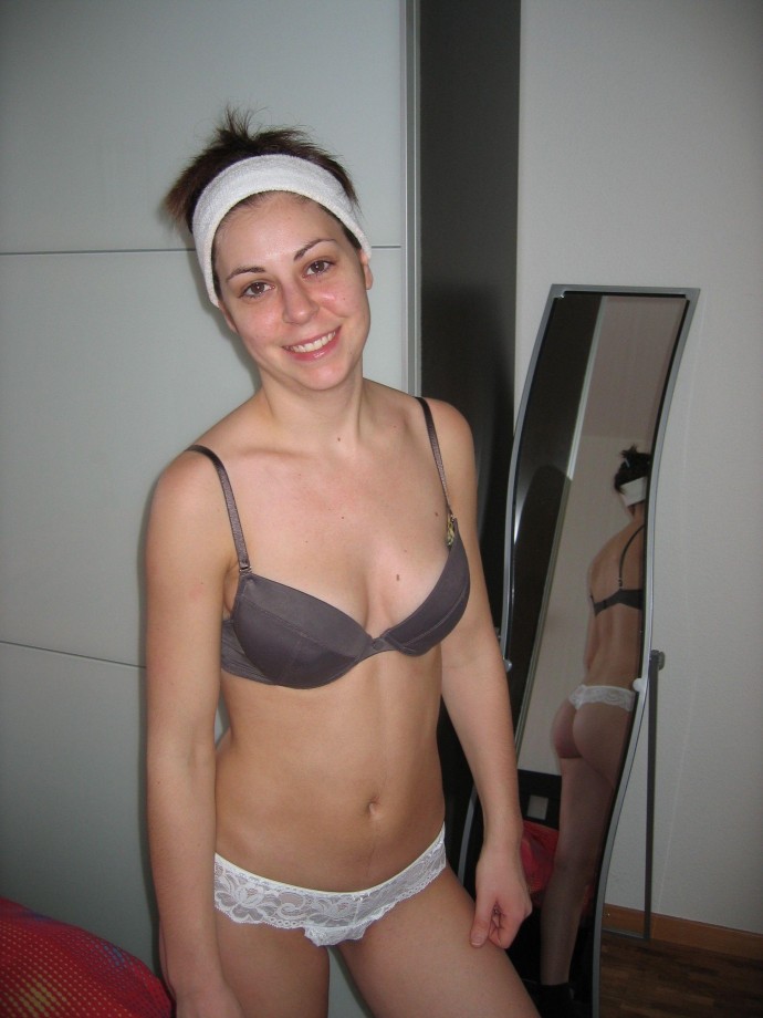 Amateur wife shows her naked body