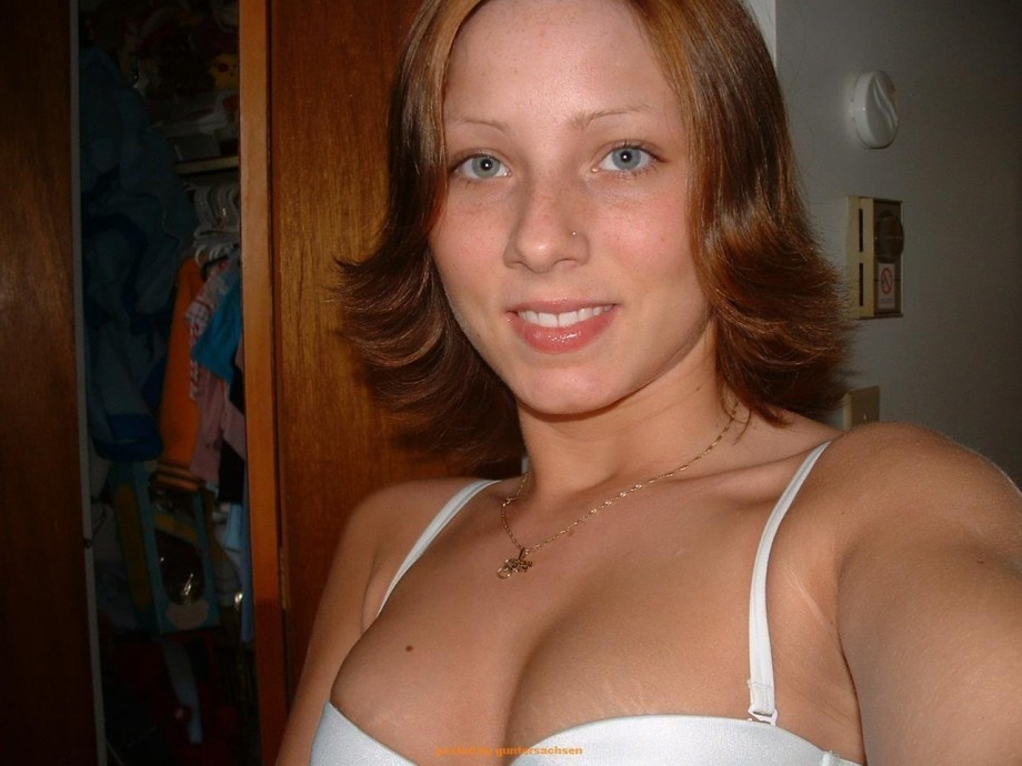 Teen girlfriend posing naked