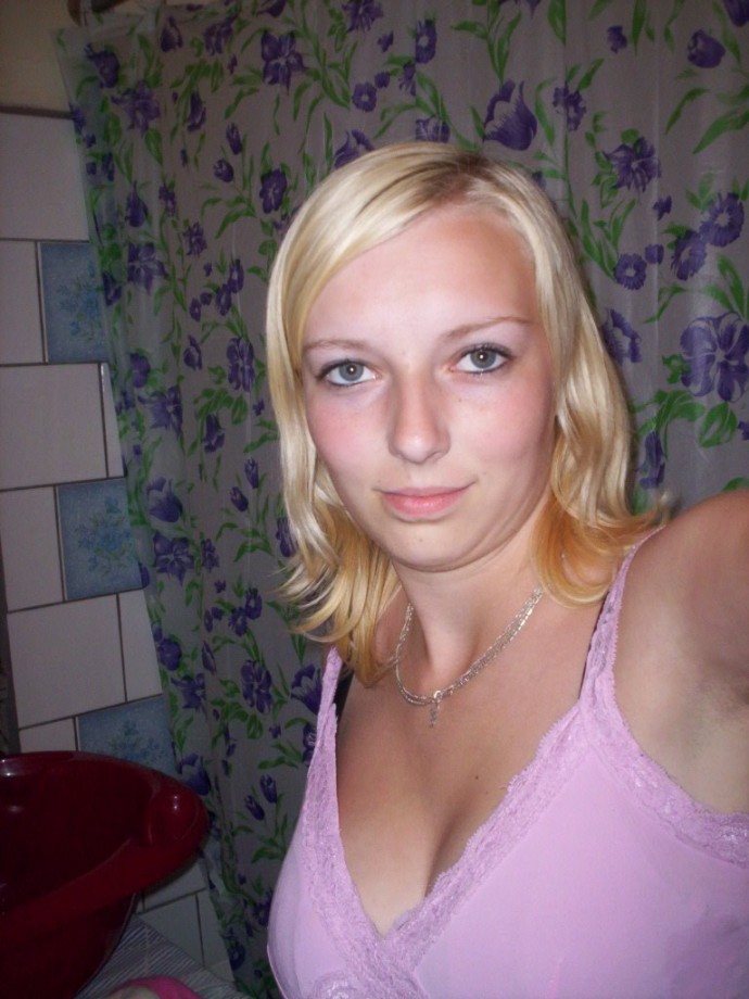 Sexy blonde selfpics