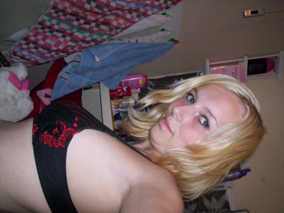 Sexy blonde selfpics