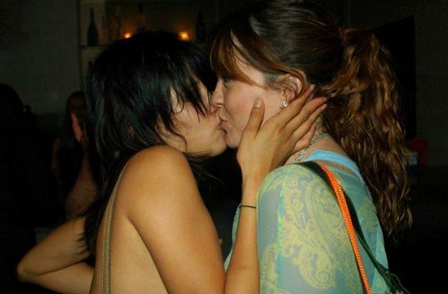 Amateur lesbian kisses 01