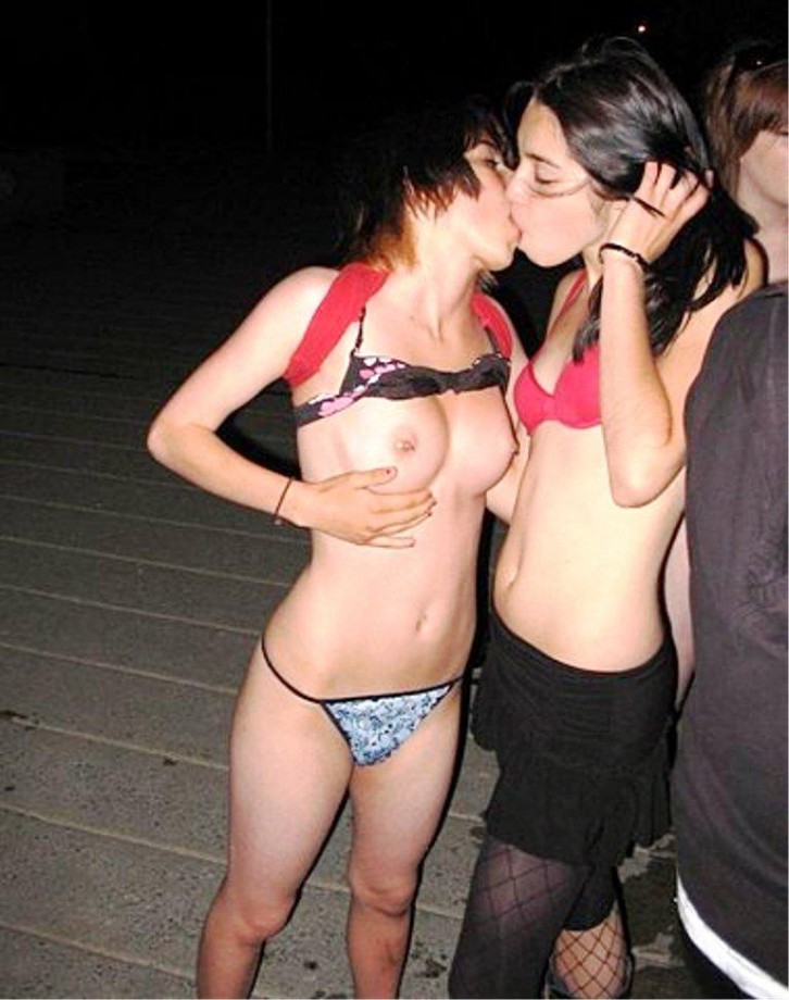 Amateur lesbian kisses 01